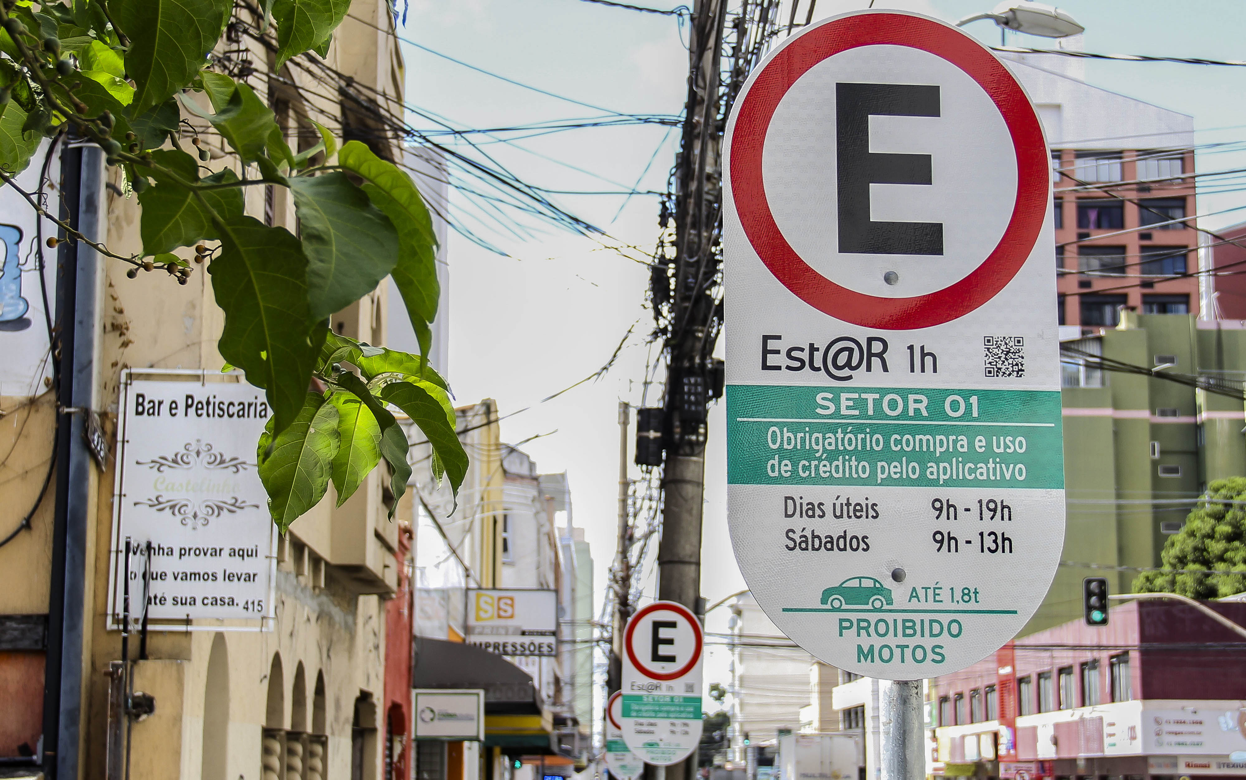 Quanto tempo pode um carro estar estacionado no mesmo local da via pública?