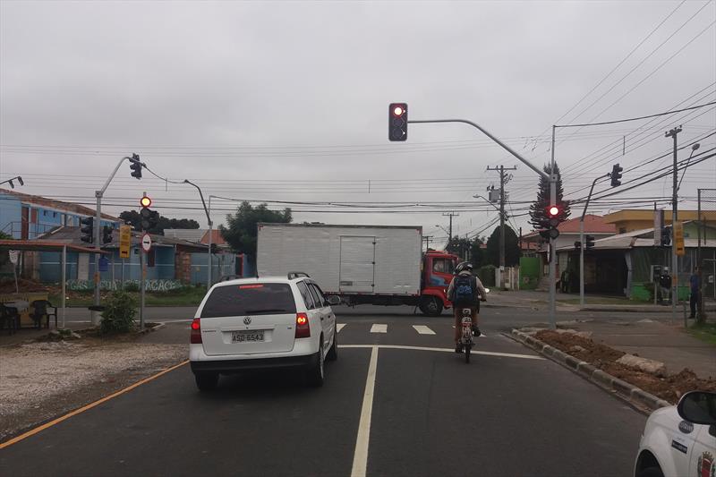 Semáforo no cruzamento das ruas Niterói e Luiz França, no Cajuru, com agentes de trânsito orientando os motoristas no local.
Foto: Divulgação