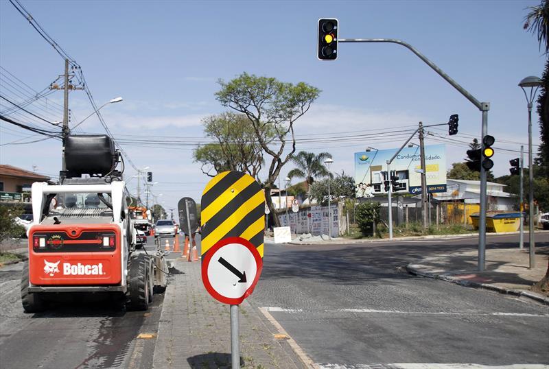 Instalação de novo semáforo na confluência da Avenida Toaldo Túlio com as ruas José Risseto e Boltolo Paulin. Foto: Lucilia Guimarães/SMCS