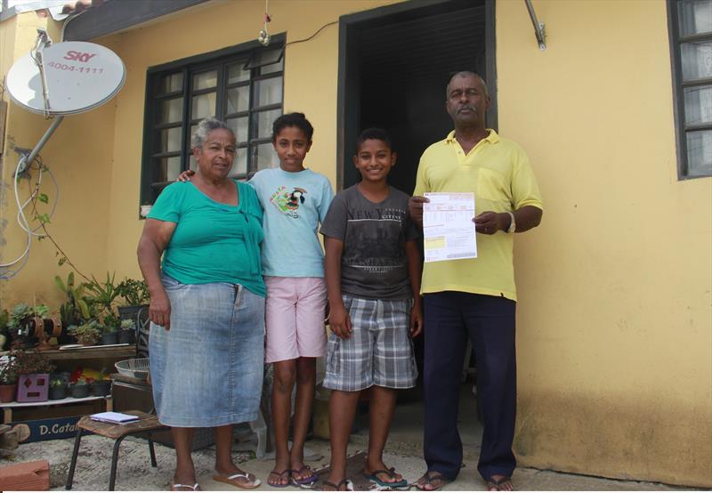 Na casa da aposentada Maria Luisa Santos, 66 anos, vivem seis pessoas – ela, o marido Luis Carlos, um filho e três netos.
Foto:  Eduardo Amatuzzi