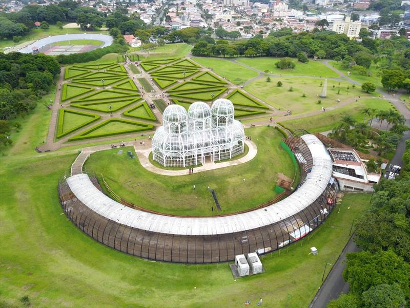 Revitalizado, estacionamento do Jardim Botânico, em Curitiba, é liberado