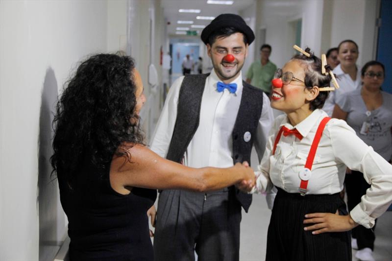 Para celebrar o Dia do Riso, palhaços voluntários visitam hospital resgatam memória afetiva de pacientes.
Foto: Guilherme Wille/Feas