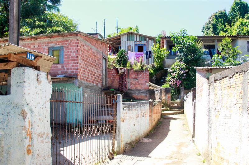A prefeitura transferiu famílias que viviam de forma insalubre, sem esgoto, deteriorando o meio ambiente, e reassentou em um novo conjunto dotado de completa infraestrutura.
Foto: Rafael Silva