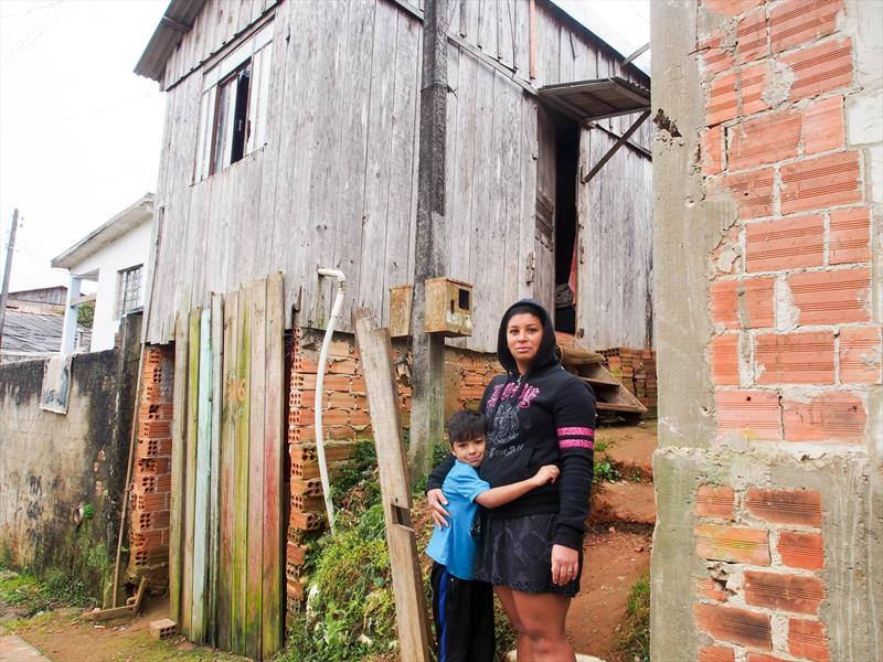 A prefeitura transferiu famílias que viviam de forma insalubre, sem esgoto, deteriorando o meio ambiente, e reassentou em um novo conjunto dotado de completa infraestrutura. Na imagem Greisielen Nascimento e seu filho.
Foto: Rafael Silva