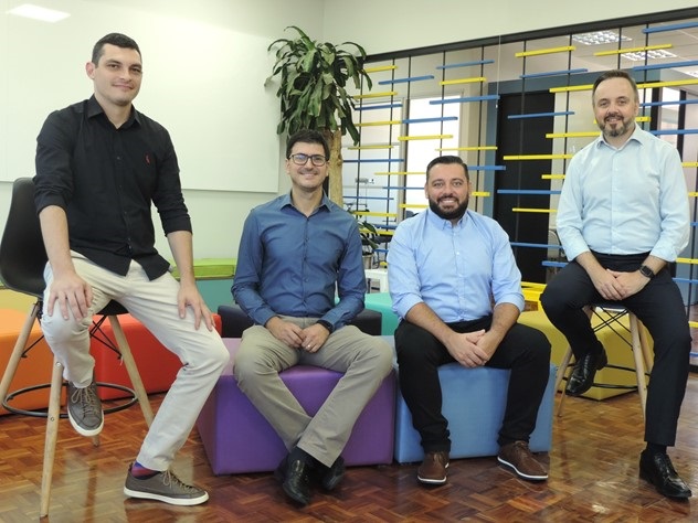 Os fundadores da Truckhelp com representantes da Randon. Foto: Divulgação