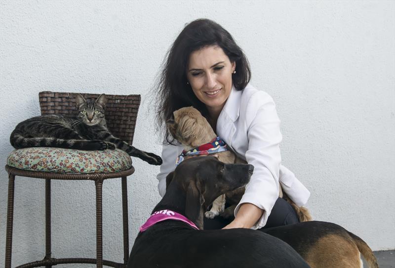 Gisele Cristina Vannucci, é protetora de animais e foi beneficiada pelo Banco de Ração da Prefeitura para alimentar seus cães. Curitiba,12/02/2020.
Foto: Levy Ferreira/SMCS
