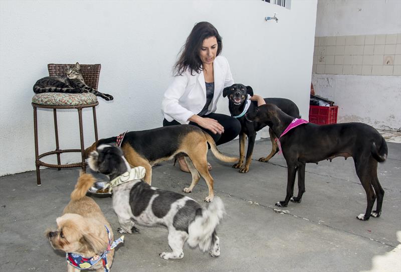 Gisele Cristina Vannucci, é protetora de animais e foi beneficiada pelo Banco de Ração da Prefeitura para alimentar seus cães. Curitiba,12/02/2020.
Foto: Levy Ferreira/SMCS
