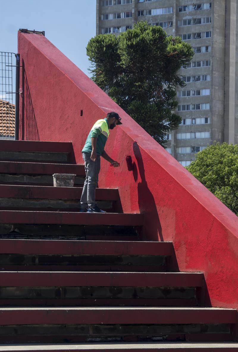Replantio de flores no Belvedere e pintura das escadarias. Curitiba, 27/02/2020. 
Foto: Levy Ferreira/SMCS