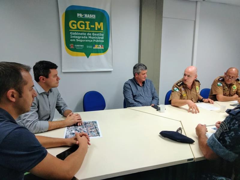 Reunião com o secretário municipal de Defesa Social e Trânsito, Guilherme Rangel, e o comandante do 12º Batalhão da PM, tenente-coronel Valmor Anderson Pereira. Foto: Divulgação
