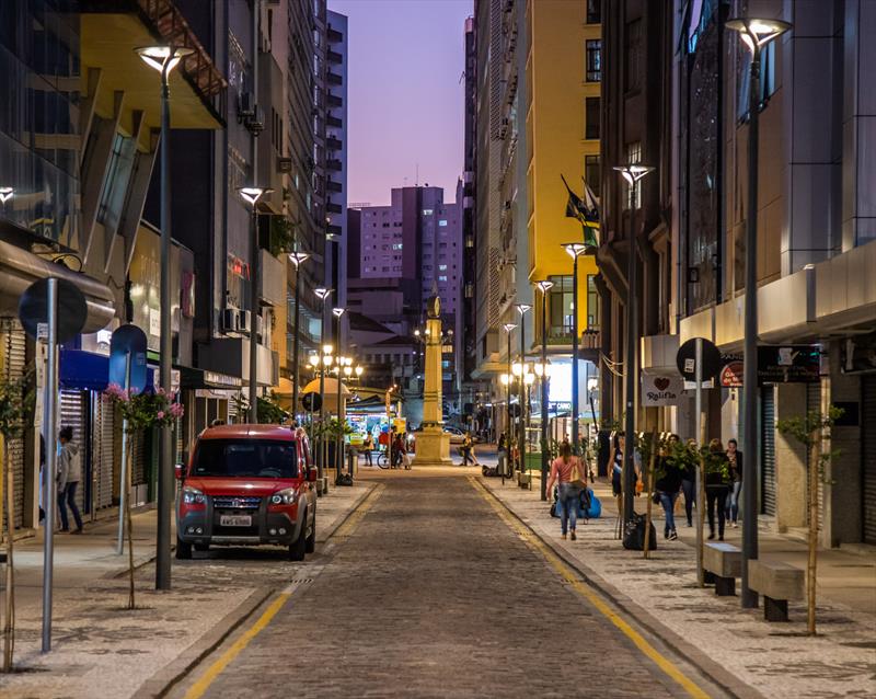 Nova iluminação na Rua Voluntários da Pátria, Centro de Curitiba - Curitiba, 27/02/2020 - Foto: Daniel Castellano / SMCS