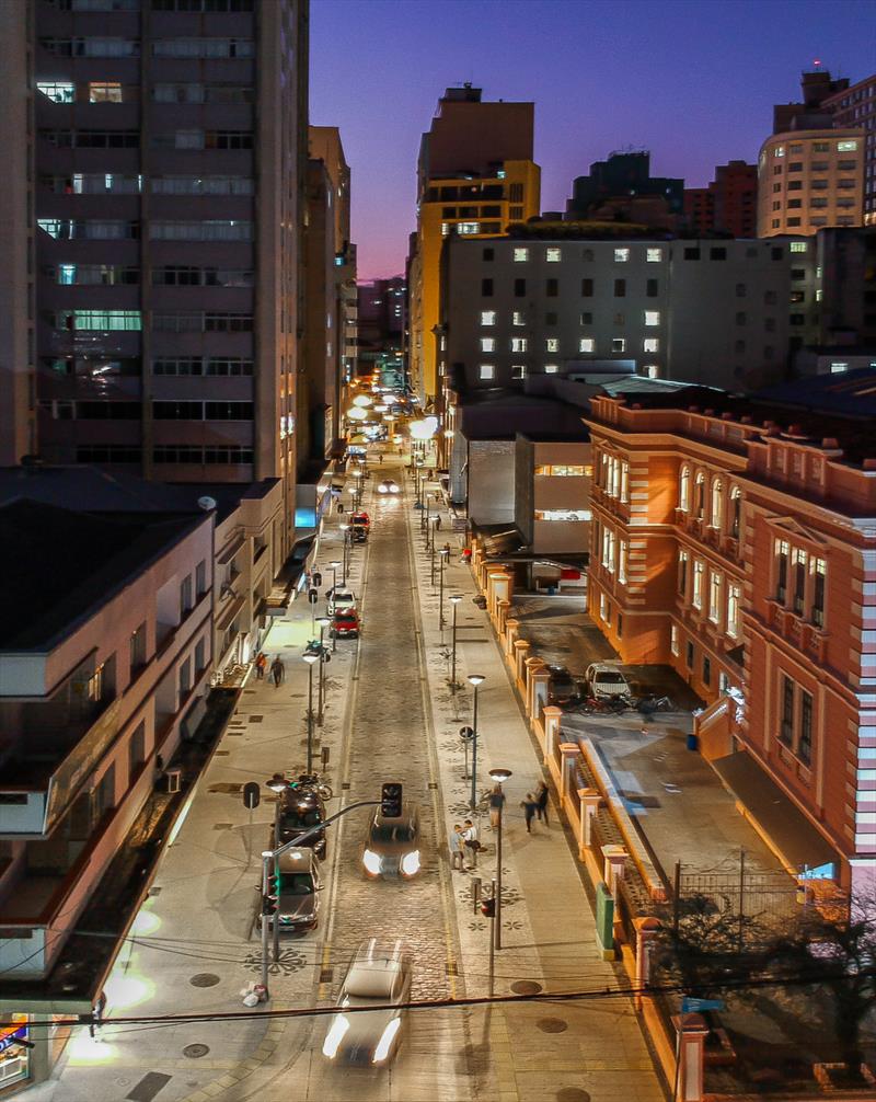 Nova iluminação na Rua Voluntários da Pátria, Centro de Curitiba - Curitiba, 27/02/2020 - Foto: Daniel Castellano / SMCS