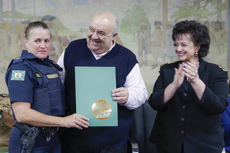 Prefeito Rafael Greca com a primeira-dama Margarita Sansone, homenageia os servidores que trabalharam na proteção e recuperação do Centro Histórico. Curitiba, 06/03/2020. Foto: Pedro Ribas/SMCS