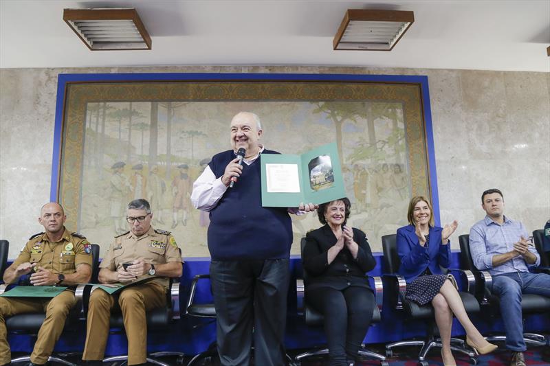 Prefeito Rafael Greca com a primeira-dama Margarita Sansone, homenageia os servidores que trabalharam na proteção e recuperação do Centro Histórico. Curitiba, 06/03/2020. Foto: Pedro Ribas/SMCS