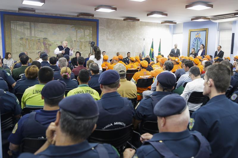 Prefeito Rafael Greca homenageia os servidores que trabalharam na proteção e recuperação do Centro Histórico. Curitiba, 06/03/2020. Foto: Pedro Ribas/SMCS