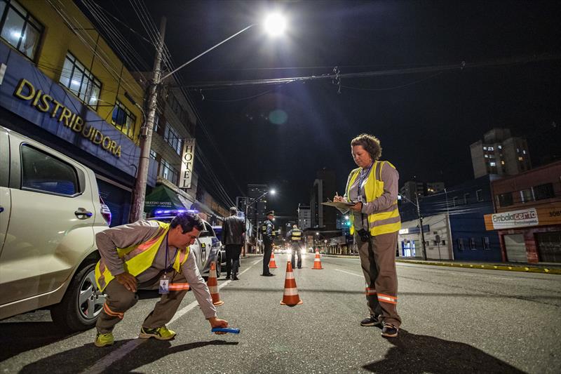 Funcionarios de empresa contratada fazem verificação de pontos de iluminação na Avenida Sete de Setembro - Curitiba, 28/02/2020. - Foto: Daniel Castellano / SMCS