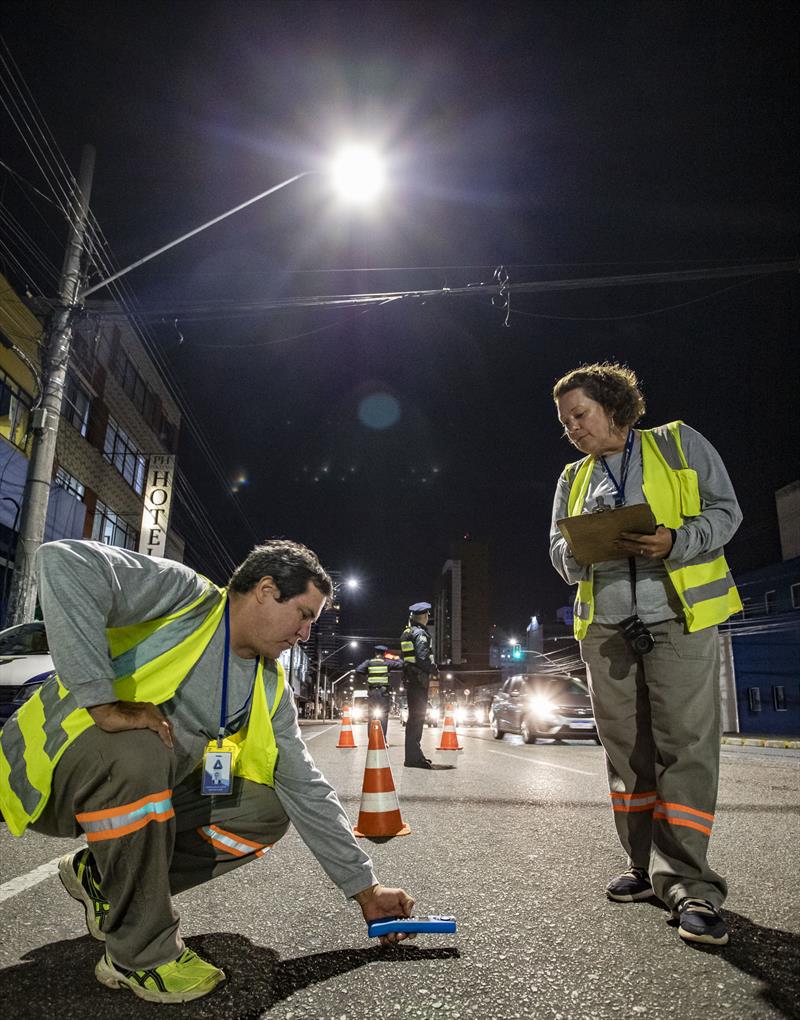 Funcionarios de empresa contratada fazem verificação de pontos de iluminação na Avenida Sete de Setembro - Curitiba, 28/02/2020. - Foto: Daniel Castellano / SMCS