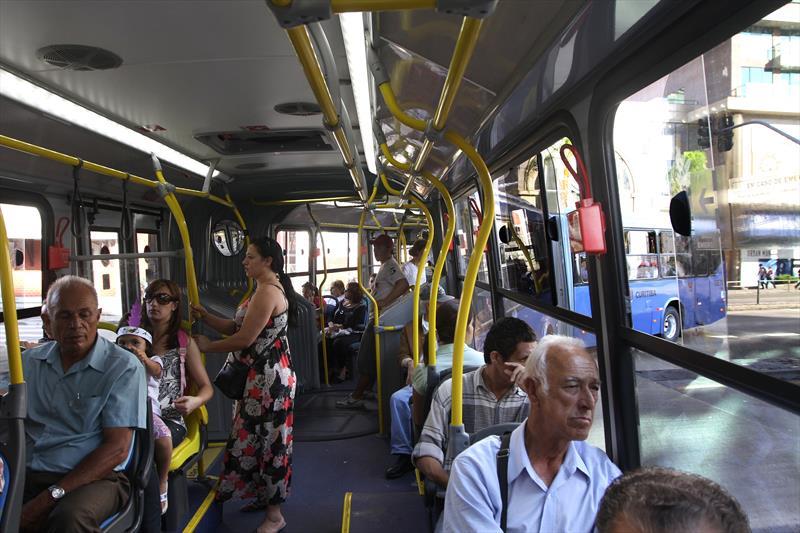 Urbs recomenda que idosos evitem usar ônibus no horário de pico.
Foto: Joel Rocha/SMCS (arquivo)