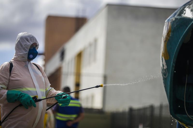 Equipes da limpeza pública auxiliam na limpeza urbana higienizando upas e hospitais. Curitiba, 25/03/2020. Foto: Pedro Ribas/SMCS