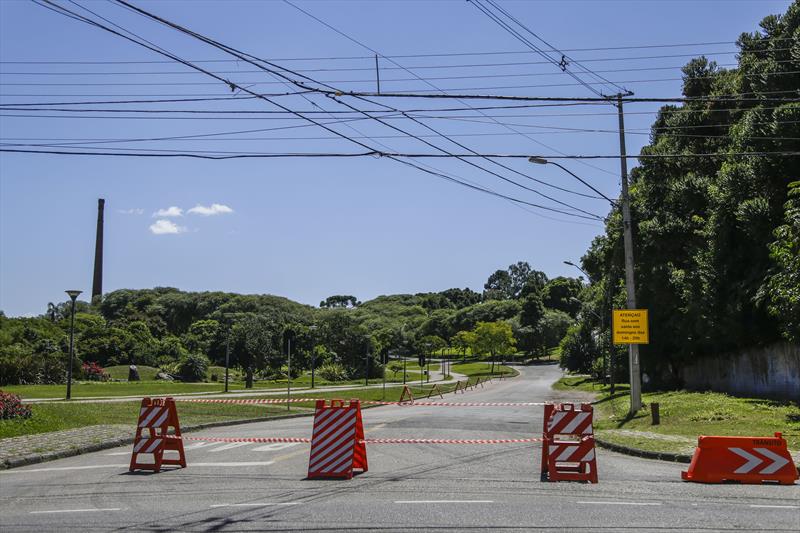 Os estacionamentos do Parque Barigui estão com seus acessos bloqueados. Curitiba, 26/03/2020. Foto: Pedro Ribas/SMCS