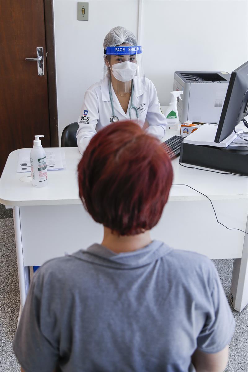 Amanda R. Tenório, médica contratada para auxiliar no enfrentamento da epidemia do coronavírus, na Unidade de Saúde Ouvidor Pardinho. Curitiba, 26/03/2020. Foto: Pedro Ribas/SMCS