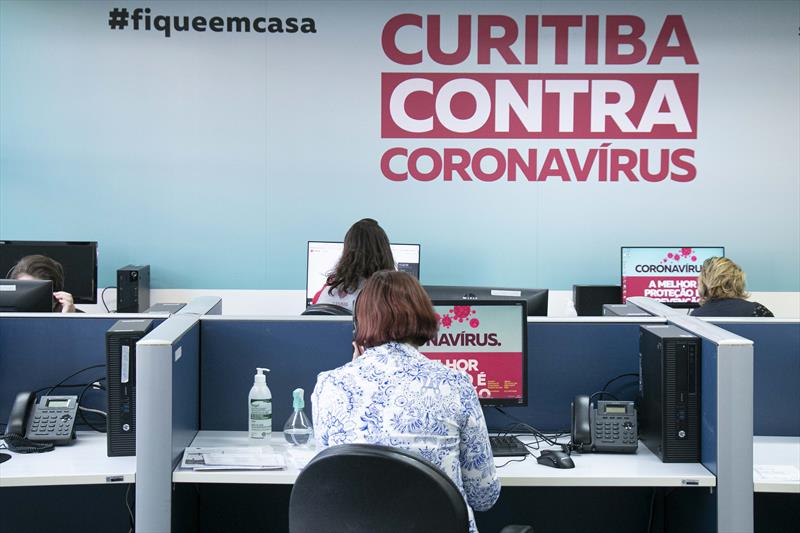 Prefeito Rafael Greca anuncia que Curitiba fará consulta por videoconferência na Central de Atendimento da SMS. Curitiba. 26/03/2020. Foto: Ricardo Marajó/FAS