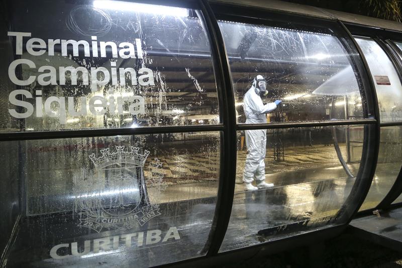 Higienização no terminal do Campina do Siqueira contra o novo coronavírus.
Curitiba, 29/03/2020.
Foto: Luiz Costa /SMCS.