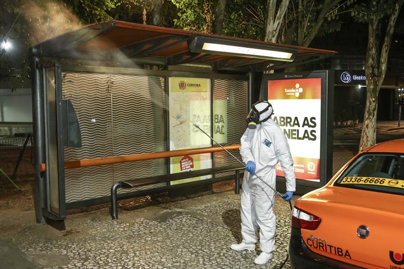 Higienização em ponto de táxi ao lado do terminal do Campina do Siqueira contra o novo coronavírus.
Curitiba, 29/03/2020.
Foto: Luiz Costa /SMCS.