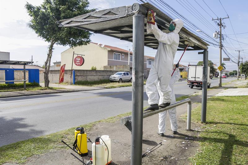 Higienização dos pontos de ônibus da Clear Channel no Cajuru. Curitiba, 31/03/2020. Foto: Pedro Ribas/SMCS
