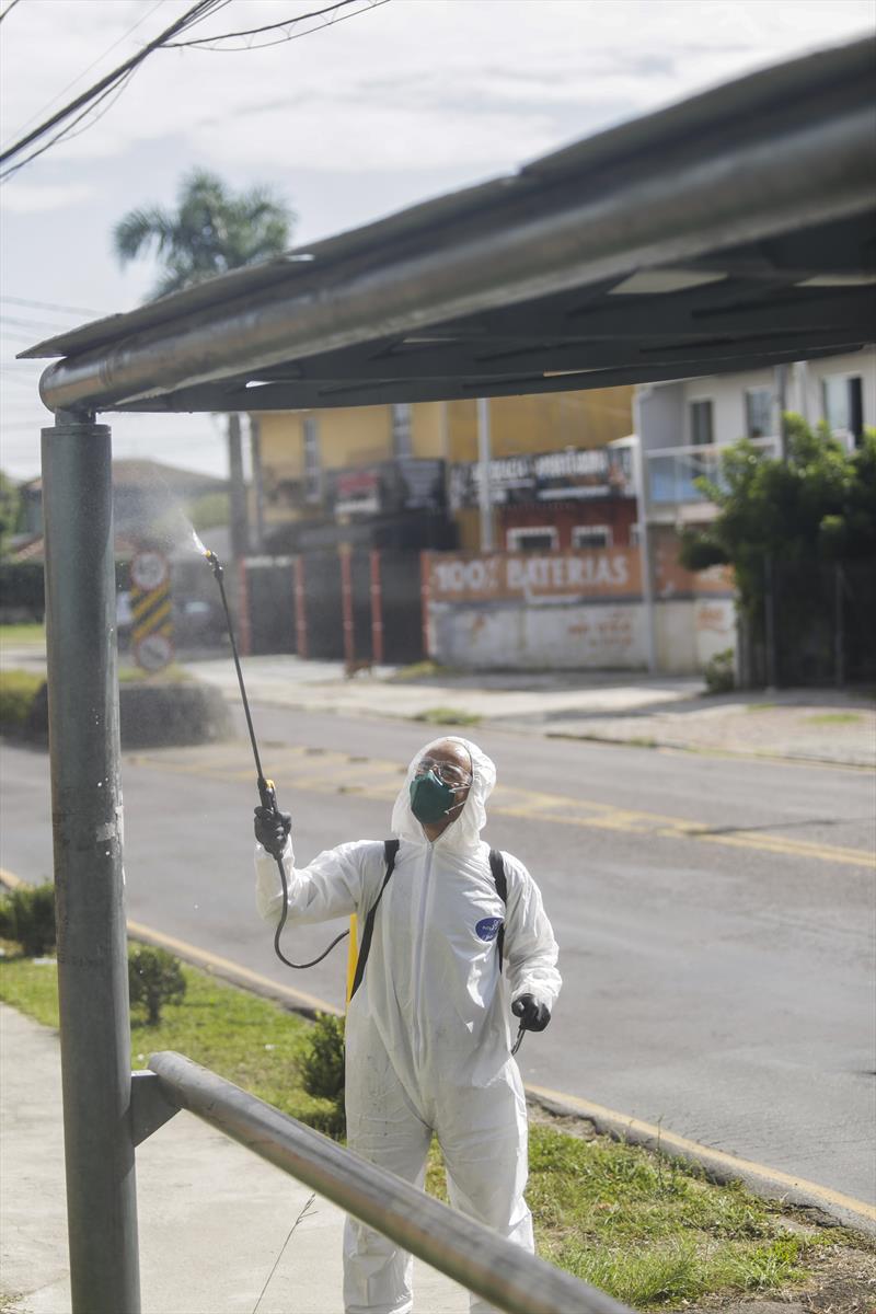Higienização dos pontos de ônibus da Clear Channel no Cajuru. Curitiba, 31/03/2020. Foto: Pedro Ribas/SMCS