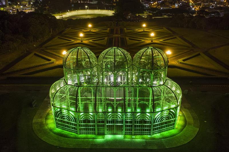 Jardim Botânico iluminado em homenagem aos profissionais da Saúde. Curitiba, 31/03/2020. Foto: Pedro Ribas/SMCS