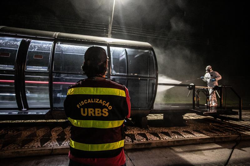 Estações tubo do transporte coletivo de Curitiba passam por processo de assepsia através do usp de produtos químicos como hipoclorito de sódio e peróxido de hidrogênio. As empresas que aplicam o produto são voluntárias e os produtos foram doados pela Peróxidos do Brasil. Na imagem funcionarios da empresa aplicam os produtos nas estações tubo do bairro Campo Comprido - Curitiba, 01/04/2020 - Foto: Daniel Castellano / SMCS