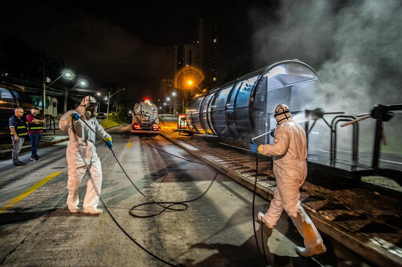 Estações tubo do transporte coletivo de Curitiba passam por processo de assepsia através do usp de produtos químicos como hipoclorito de sódio e peróxido de hidrogênio. As empresas que aplicam o produto são voluntárias e os produtos foram doados pela Peróxidos do Brasil. Na imagem funcionarios da empresa aplicam os produtos nas estações tubo do bairro Campo Comprido - Curitiba, 01/04/2020 - Foto: Daniel Castellano / SMCS