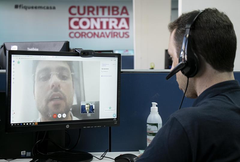 Consulta por vídeo conferencia na Central de Atendimento da SMS. Curitiba. 26/03/2020. Foto: Ricardo Marajó/FAS