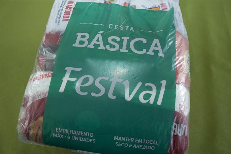 Prefeito Rafael Greca recebe 1.000 cestas básicas da rede de supermercados Festval. Curitiba. 16/04/2020. Foto: Ricardo Marajó/SMCS