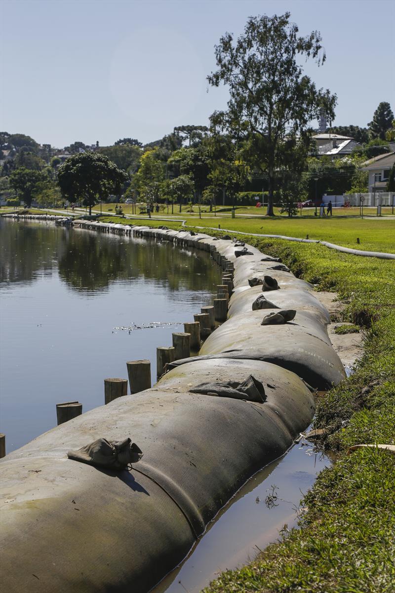Bags usados para contenção do lago do Parque Barigui com material dragado. Curitiba, 17/04/2020. Foto: Pedro Ribas/SMCS
