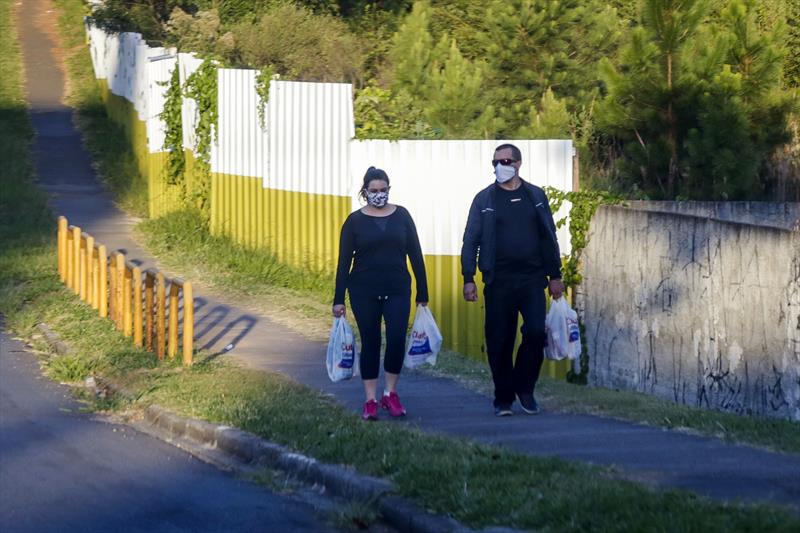 Quando for inevitável sair, é obrigatório o uso de máscara caseira de pano e guardar uma distância de 1,5 metros de outras pessoas.
Foto: Pedro Ribas/SMCS