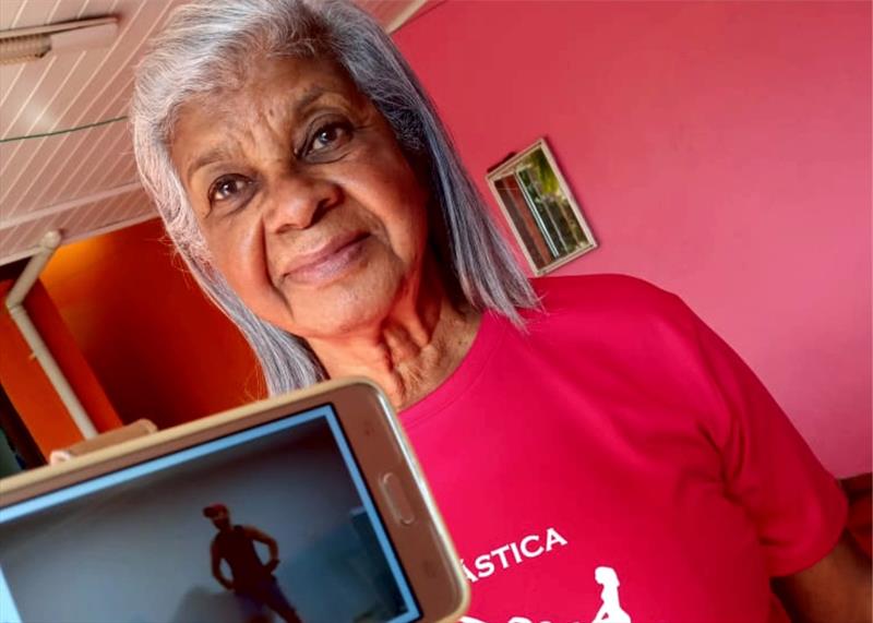 Alunos mantêm rotina dos exercícios físicos em casa.
 - Na imagem, Raimunda Batista dos Santos, 76 anos.
Foto: Divulgação