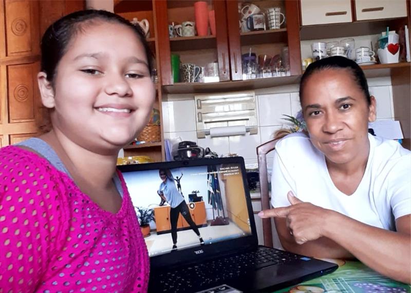 Alunos mantêm rotina dos exercícios físicos em casa.
 - Na imagem, Rosiley Vieira, 52 anos e sua sobrinha, Gabriella Vieira
, 11 anos.
Foto: Divulgação