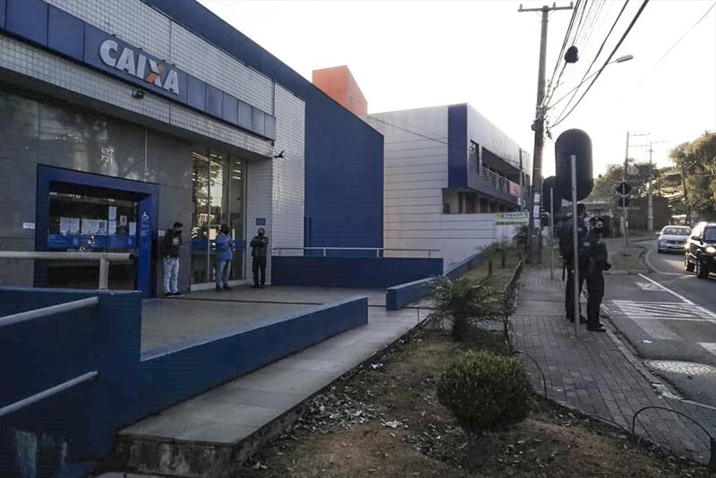 Ação de fiscalização da Guarda Municipal.
 - Na imagem, Caixa Econômica Tingui.
Foto: Divulgação