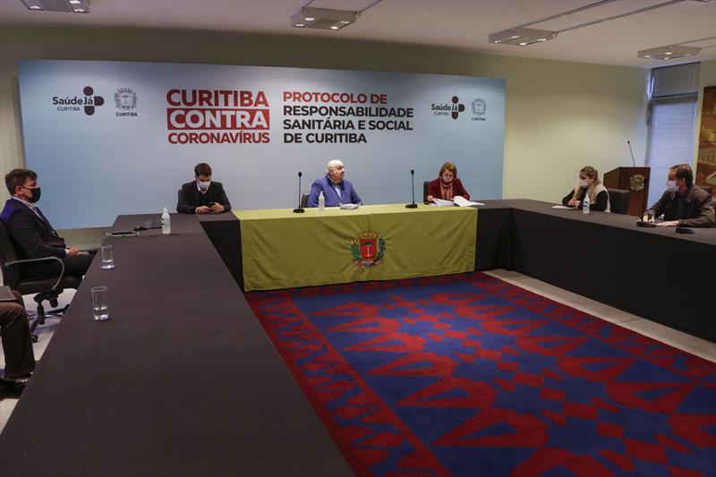 Prefeito Rafael Greca com o vice-prefeito Eduardo Pimentel e a secretária da Saúde, Márcia Huçulak, lança o Protocolo de Responsabilidade Sanitária e Social. Curitiba, 09/06/2020. Foto: Pedro Ribas/SMCS