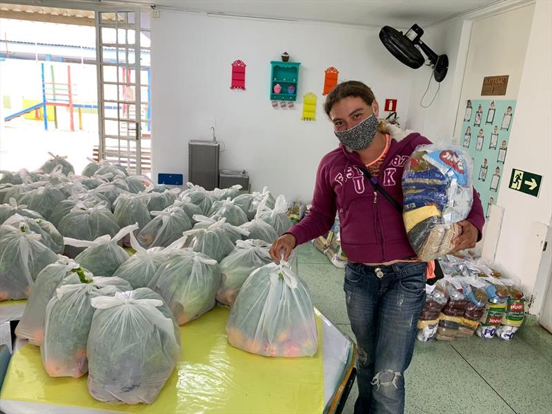 As famílias das 140 mil crianças e estudantes da rede municipal de ensino começam a receber os kits de alimentação fornecidos pela Prefeitura.
Foto: Divulgação