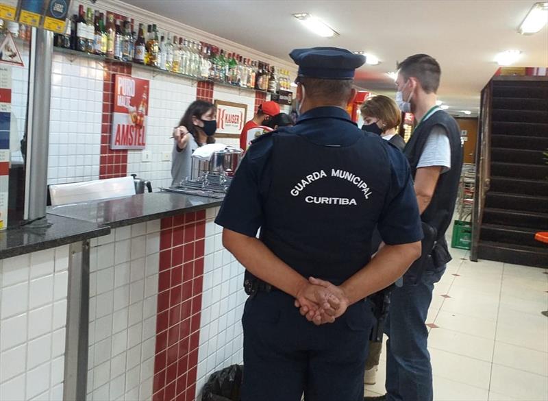 Fiscais da Secretaria Municipal do Urbanismo com o apoio da Guarda Municipal fiscalizaram bares e restaurantes na tarde de sexta-feira, na região central da cidade. Curitiba, 12/06/2020. Foto: Divulgação.