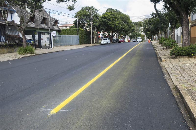Implantação de ciclofaixa bidirecional ao longo da Avenida dos Estados, no Água Verde. Curitiba, 17/06/2020. Foto: Pedro Ribas/SMCS