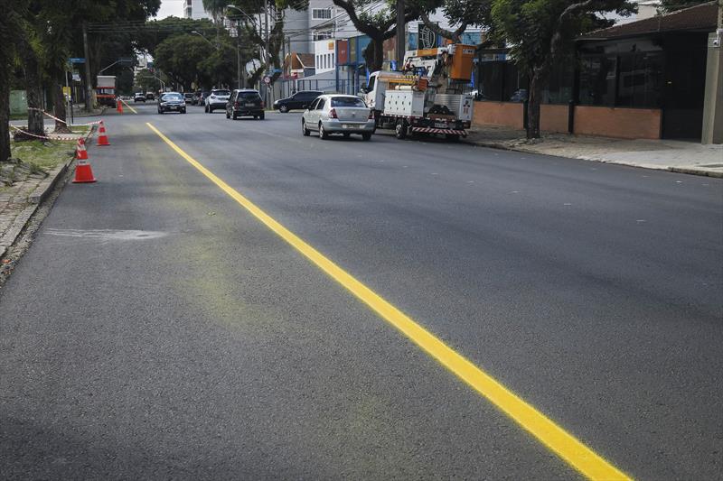 Implantação de ciclofaixa bidirecional ao longo da Avenida dos Estados, no Água Verde. Curitiba, 17/06/2020. Foto: Pedro Ribas/SMCS
