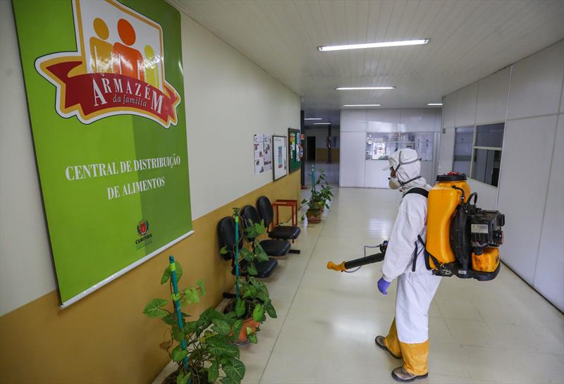 Funcionário de empresa contratada realiza sanitização do depósito da Central de distribuição da SMSAN no Cajuru - Foto: Daniel Castellano / SMCS