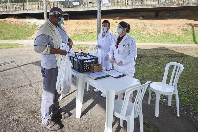 A Praça Plínio Tourinho, no Rebouças, se transformou em um complexo de atendimento às pessoas em situação de rua ou desabrigadas
Foto: Andre Wormsbecker