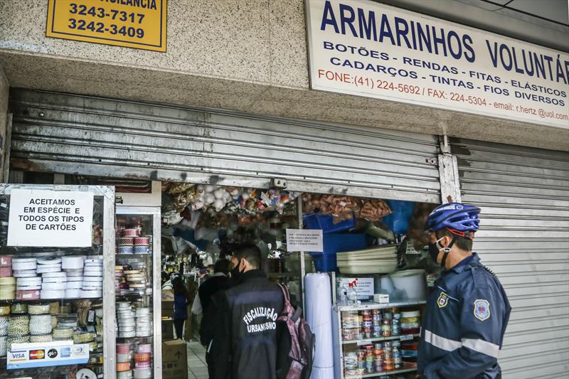 Em ação conjunta, fiscais do Urbanismo e Guarda Municipal vistoriam lanchonete e comércios do centro.
Curitiba,26/06/2020.
Foto: Luiz Costa /SMCS