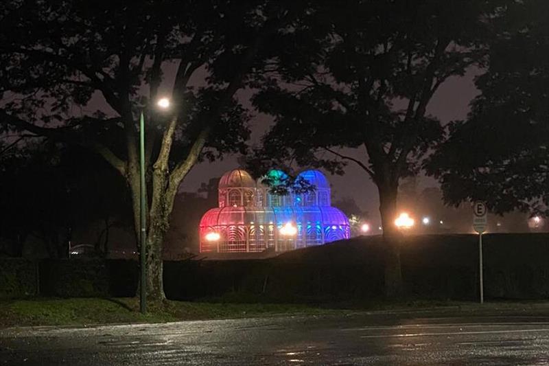 Prefeitura de Curitiba iluminou a estufa do Jardim Botânico nas cores da bandeira LGBTI+ para comemorar o Dia Internacional do Orgulho LGBTI+. Foto: Divulgação