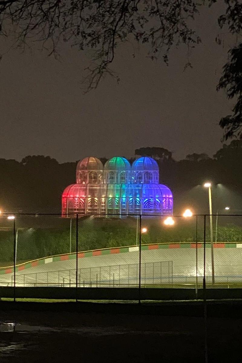 Prefeitura de Curitiba iluminou a estufa do Jardim Botânico nas cores da bandeira LGBTI+ para comemorar o Dia Internacional do Orgulho LGBTI+. Foto: Divulgação
