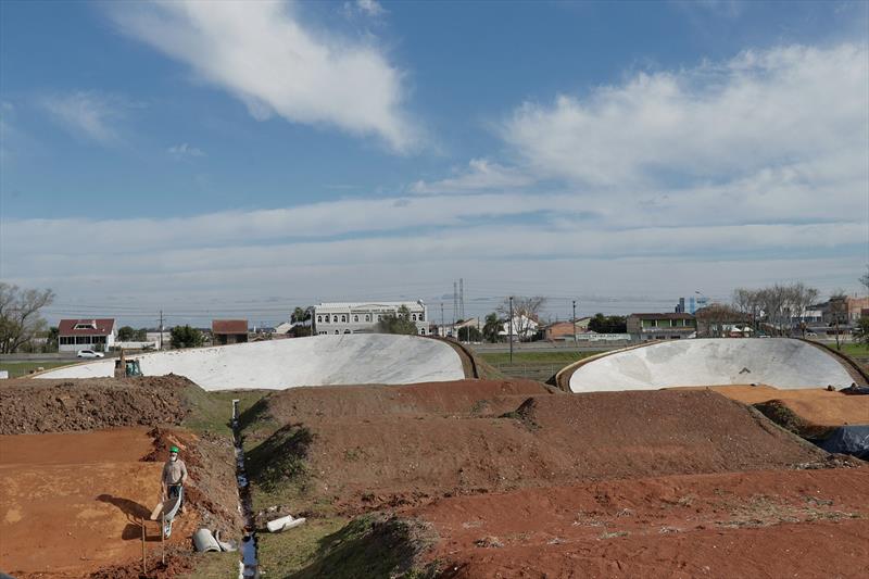 Obras da pista de BMX no Parque dos Peladeiros 
Curitiba.02/07/2020. 
Foto: Ricardo Marajó / SMCS